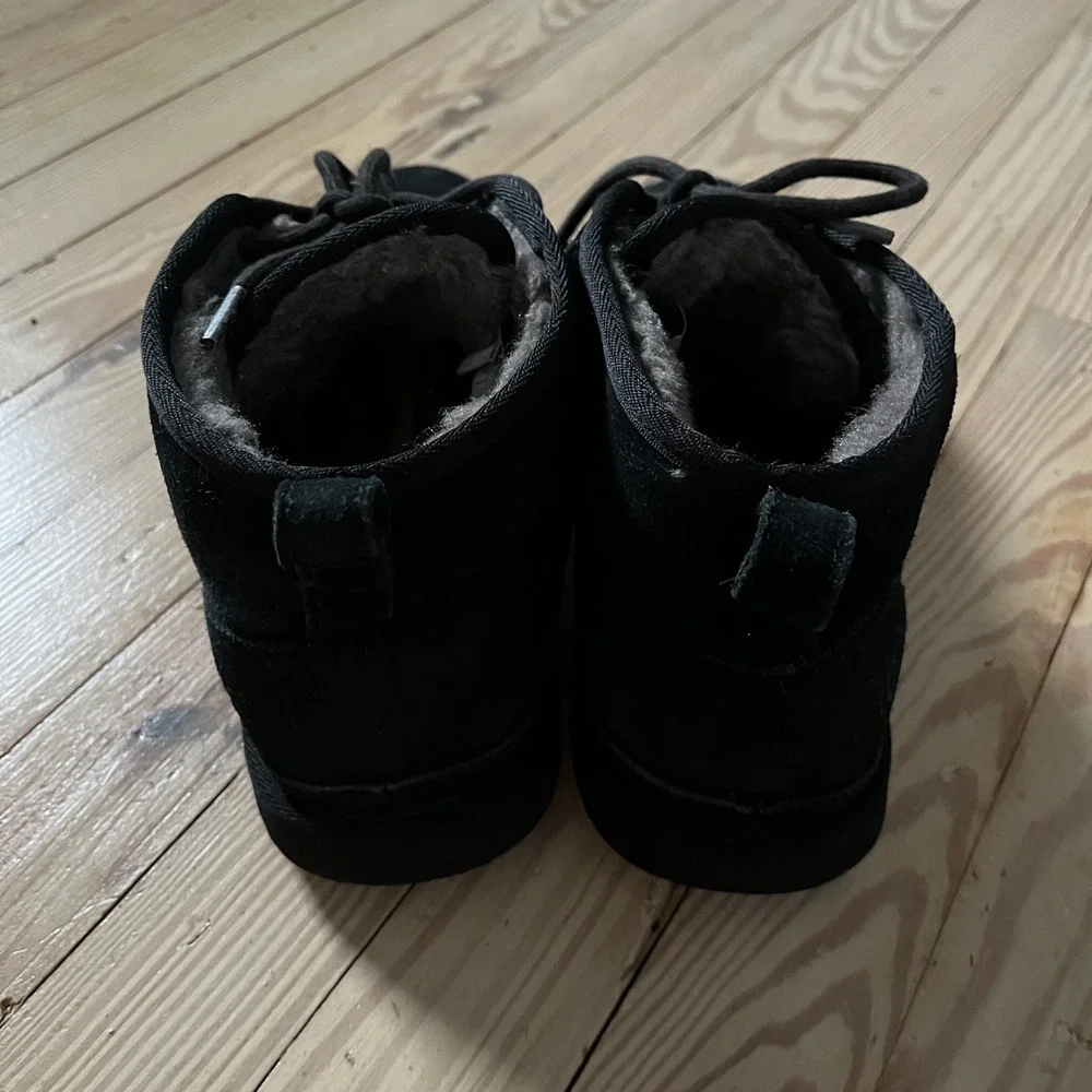 UGG Neumel Chukka Boots Mens 9 Black Suede Lace Up Sheepskin Lined 3236 comfort